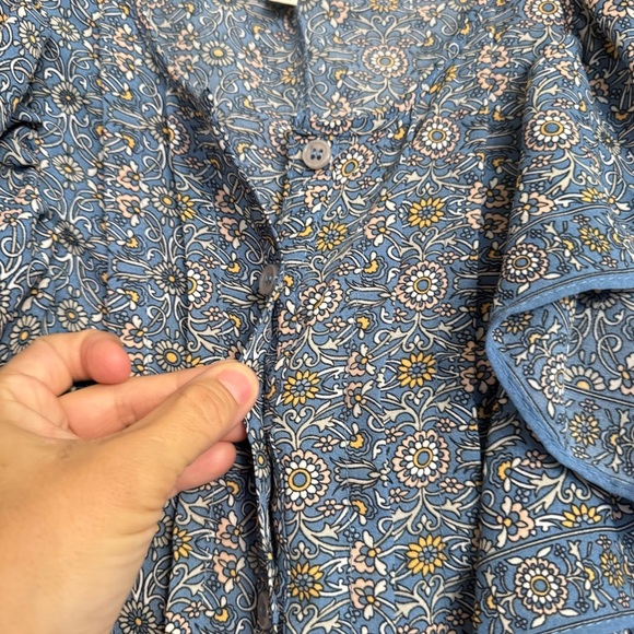 Max Studio Blouse XS Blue White Floral Ruffle Cap Sleeves Button Detailed Shirt - Picture 7 of 15